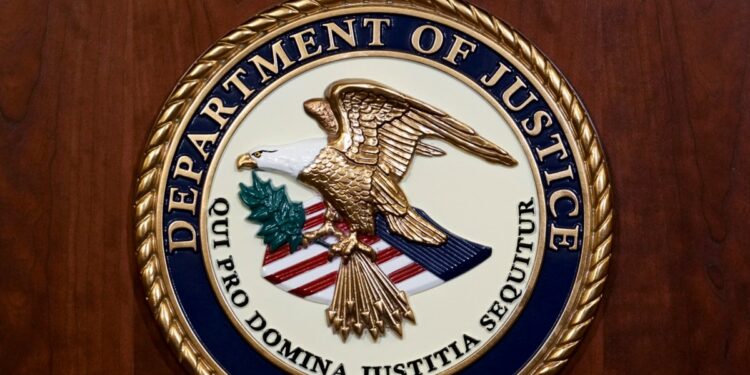 Peruano es extraditado a EEUU bajo acusaciones de fraudes a hispanos