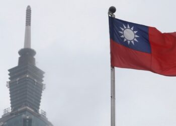 Taiwán dice que China envió buques militares a aguas cercanas antes de maniobras