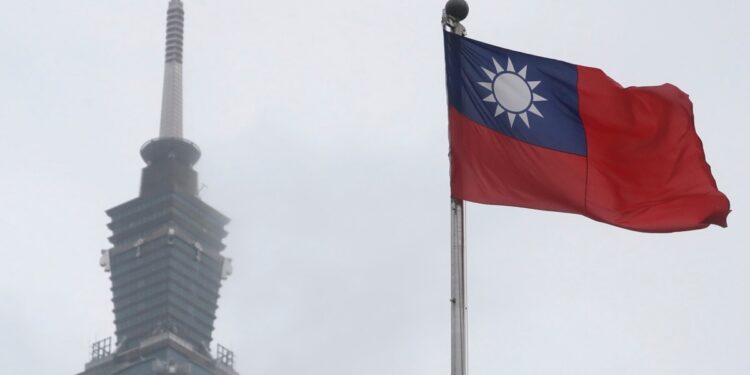 Taiwán dice que China envió buques militares a aguas cercanas antes de maniobras