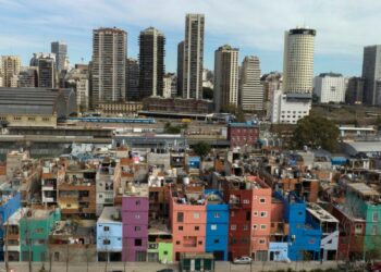 Un senador argentino envuelto en un escándalo de posible corrupción detenido en Paraguay