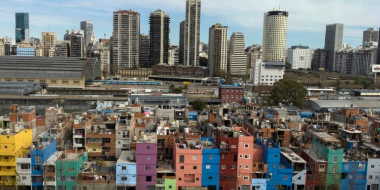 Un senador argentino envuelto en un escándalo de posible corrupción detenido en Paraguay