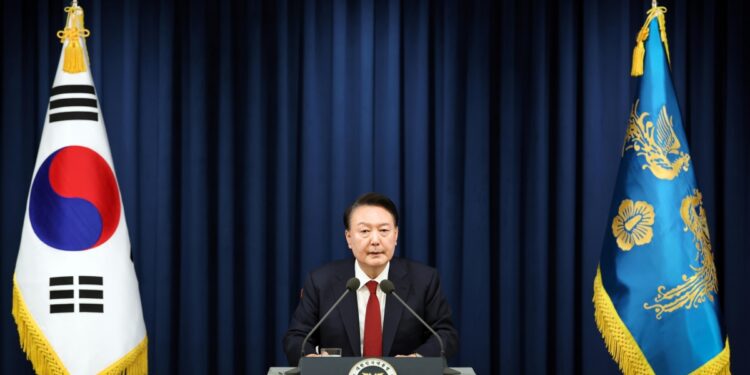Presidente surcoreano, más cerca de ser destituido tras perder el apoyo del líder de su partido