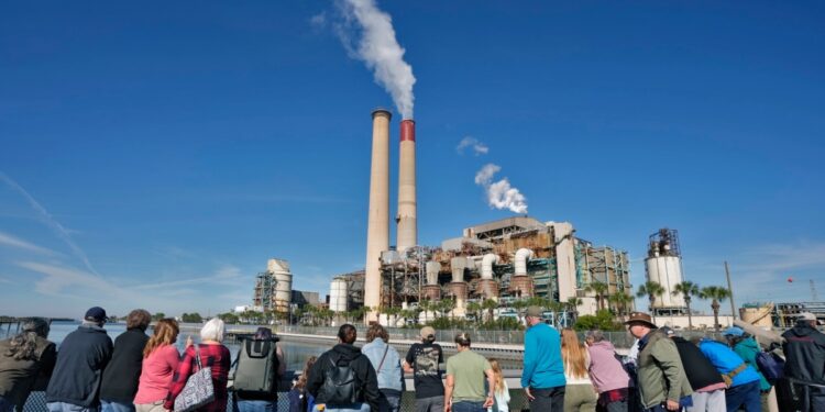 Jóvenes activistas se enfrentan a una agencia gubernamental en una demanda climática en Florida