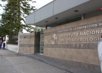 Fotógrafo colombiano forma parte de red solidaria que teje prótesis para mujeres con mastectomías