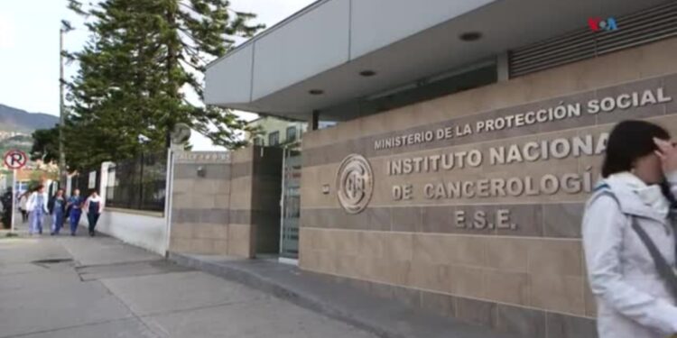 Fotógrafo colombiano forma parte de red solidaria que teje prótesis para mujeres con mastectomías