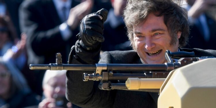 Milei baja de 21 a 18 años la edad mínima para la libre portación de armas en Argentina