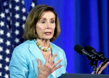 Nancy Pelosi hospitalizada tras sufrir caída durante viaje oficial a Luxemburgo