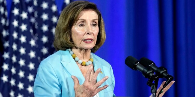 Nancy Pelosi hospitalizada tras sufrir caída durante viaje oficial a Luxemburgo