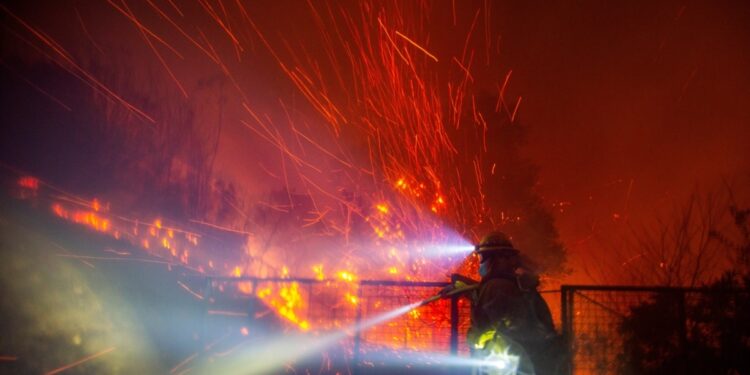 Incendio forestal Franklin avanza sobre Malibú y obliga a miles a evacuar