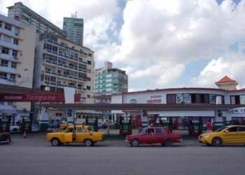 Las gasolineras en Cuba se quedan sin combustible en medio de la crisis energética