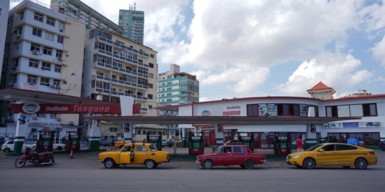 Las gasolineras en Cuba se quedan sin combustible en medio de la crisis energética