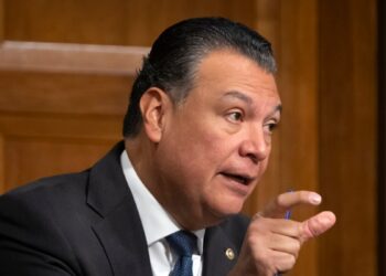 Senadores demócratas instan a Biden a actuar sobre protecciones temporales para migrantes