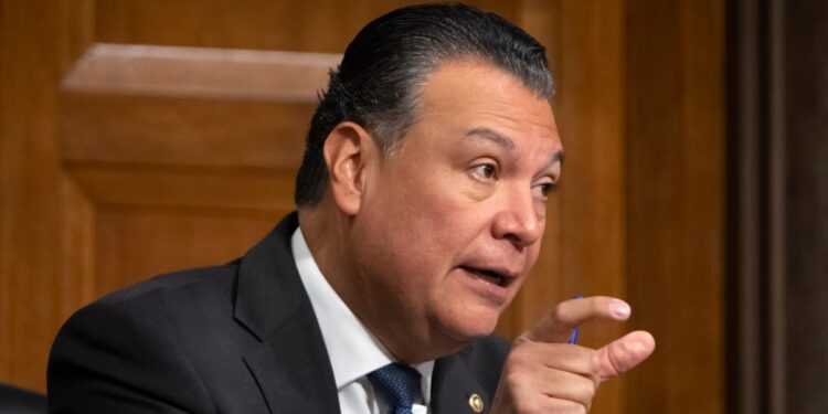 Senadores demócratas instan a Biden a actuar sobre protecciones temporales para migrantes