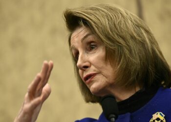 Pelosi se somete a cirugía de reemplazo de cadera en hospital militar de EEUU en Alemania tras caída