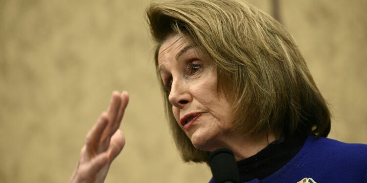 Pelosi se somete a cirugía de reemplazo de cadera en hospital militar de EEUU en Alemania tras caída
