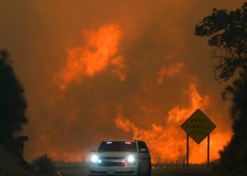 Un incendio en California deja miles de evacuados e infraestructuras destruidas