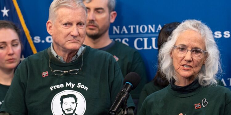 Tras derrocamiento de Assad surge cauteloso optimismo sobre el periodista encarcelado en Siria Austin Tice