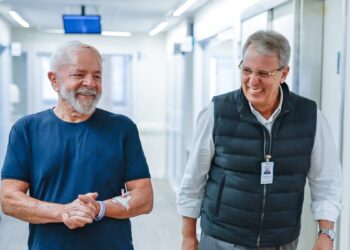 Lula se muestra caminando por primera vez desde que fue operado