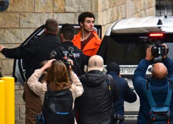 Acusado de asesinar al CEO de UnitedHealthcare grita al entrar al corte y se opone a la extradición