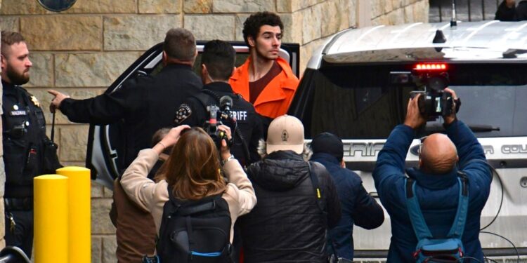 Acusado de asesinar al CEO de UnitedHealthcare grita al entrar al corte y se opone a la extradición