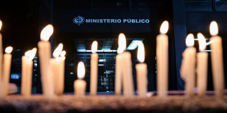 Liberan a adolescente detenida. Iglesia condena crisis en embajada.