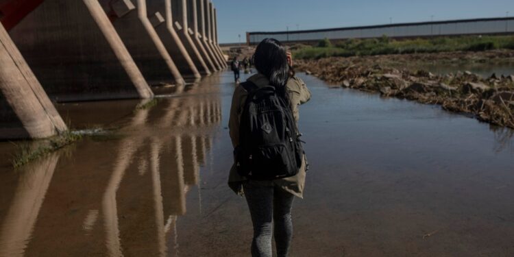 Trump reitera su aspiración a deportar a todos los inmigrantes indocumentados