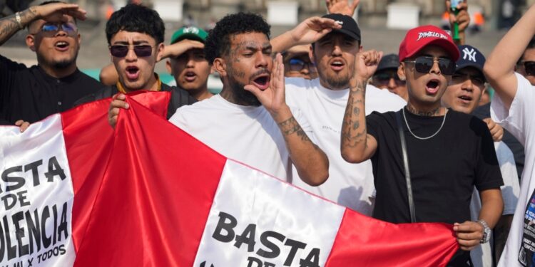 Barberos protestan por muertes que convierten a 2024 en el año con más homicidios de Perú desde 2017