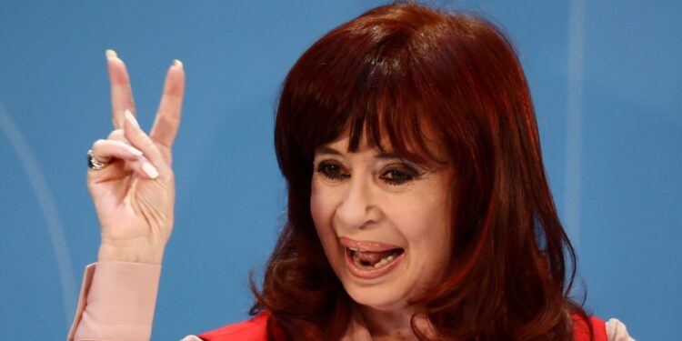 Expresidenta Cristina Fernández asume liderazgo de oposición a Milei en Argentina