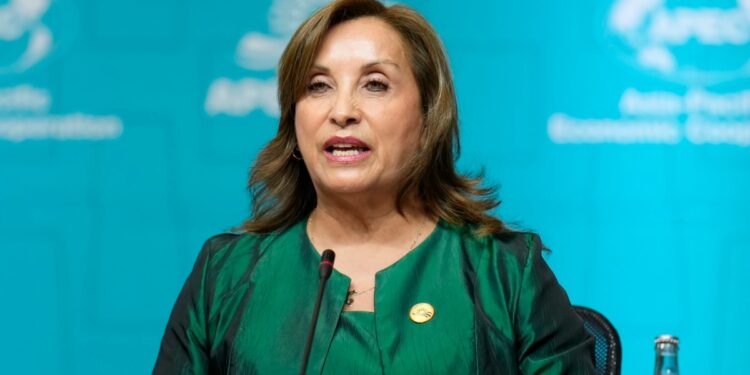 ¿Importa que presidenta Boluarte de Perú se haya operado la nariz en secreto? Juristas creen que sí