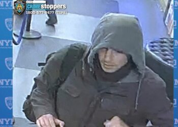 A 2 días del asesinato del ejecutivo de UnitedHealth, Brian Thompson, la policía continúa recorriendo Nueva York en busca del sospechoso