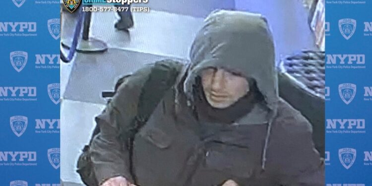 A 2 días del asesinato del ejecutivo de UnitedHealth, Brian Thompson, la policía continúa recorriendo Nueva York en busca del sospechoso