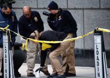 Autoridades en EEUU continúan tras la pista del principal sospechoso de la muerte de un importante ejecutivo de UnitedHealthcare