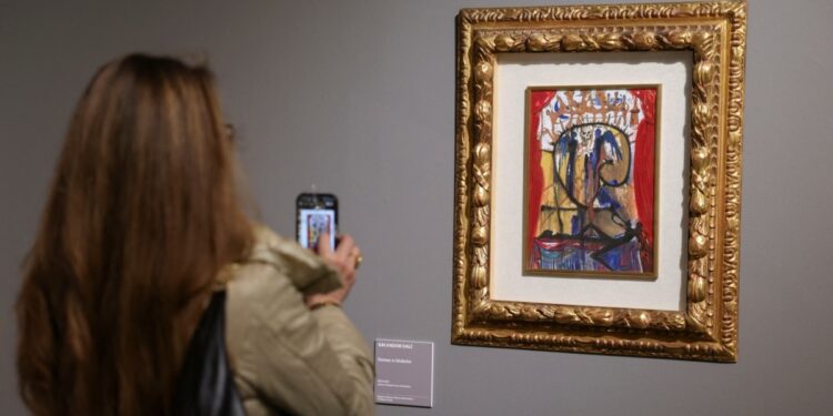 Una exposición en Milán muestra las obras incautadas de Dalí y De Chirico