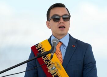 Presidente de Ecuador desafía a la Asamblea y publica ley que legisladores decidieron archivar
