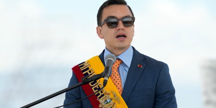 Presidente de Ecuador desafía a la Asamblea y publica ley que legisladores decidieron archivar