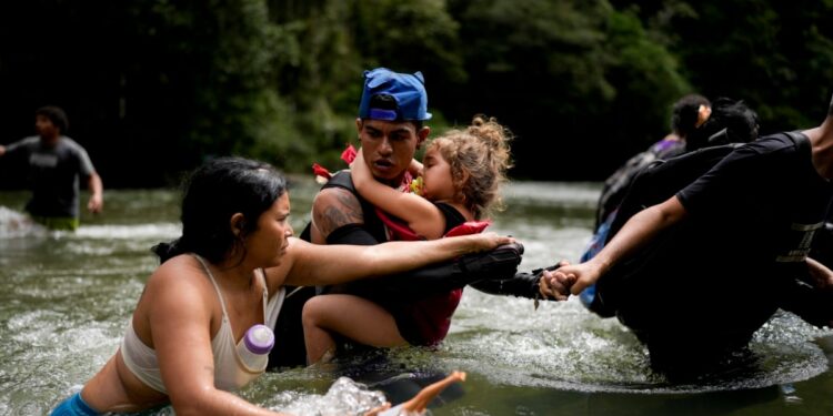 Cruces de migrantes por la jungla del Darién caen un 40 % en lo que va del año
