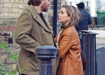 ¿Romance a la vista? Édgar Ramírez y Emilia Clarke, ¡atrapados en un apasionado beso!