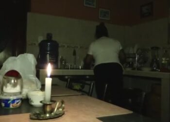 El auge de los fabricantes de velas en Ecuador tras los apagones