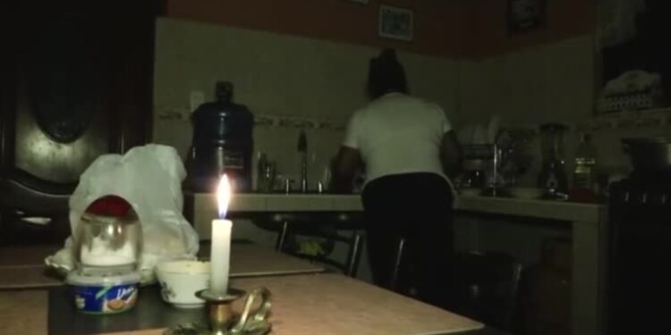 El auge de los fabricantes de velas en Ecuador tras los apagones