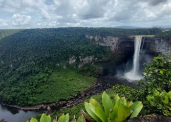 Maduro arremete contra EEUU por inauguración de aeródromo en Guyana