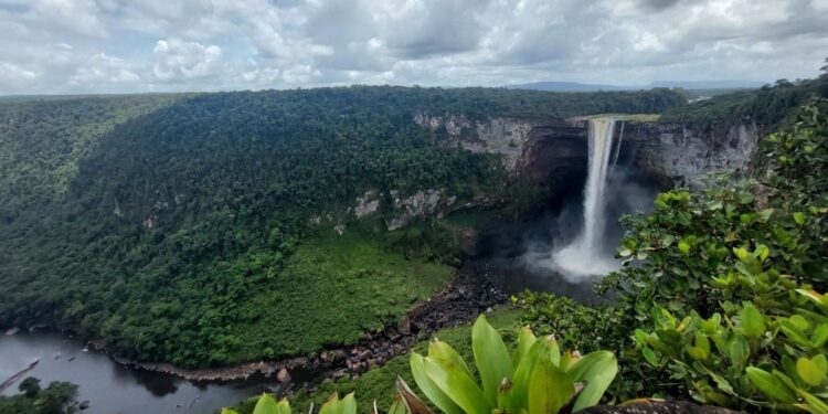 Maduro arremete contra EEUU por inauguración de aeródromo en Guyana