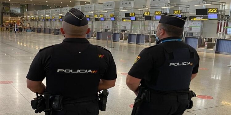 Desarticulan red de tráfico dedicada a llevar migrantes cubanos a España