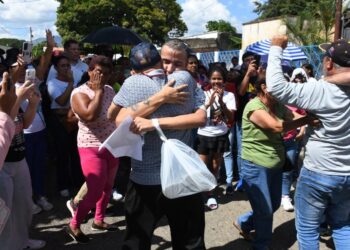 Extraoficial: Gobierno aprobó al menos 300 nuevas excarcelaciones de opositores detenidos tras pedido de familiares