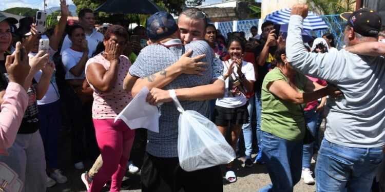 Extraoficial: Gobierno aprobó al menos 300 nuevas excarcelaciones de opositores detenidos tras pedido de familiares