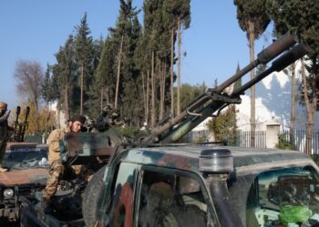 Un nuevo símbolo, la bandera de la Independencia con tres estrellas, empieza a ondear en Siria entre sentimientos de euforia e incertidumbre