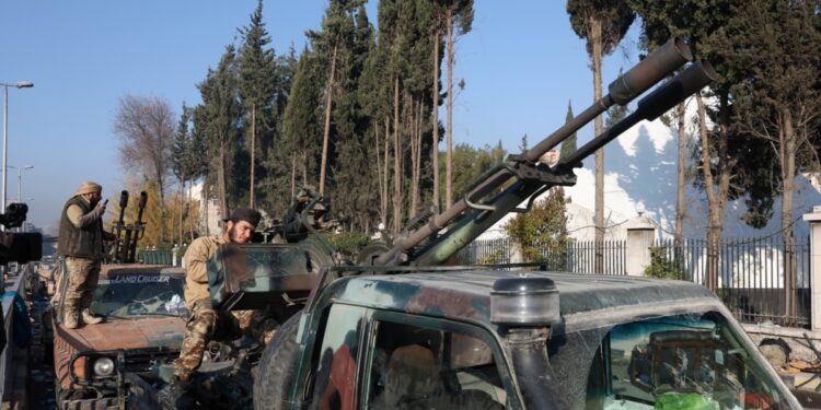 Un nuevo símbolo, la bandera de la Independencia con tres estrellas, empieza a ondear en Siria entre sentimientos de euforia e incertidumbre