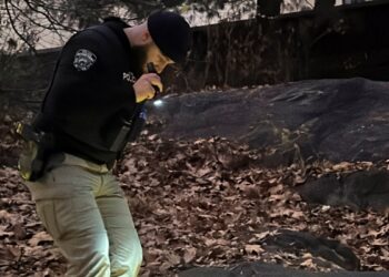 Policía halla bolso de atacante que mató a CEO de UnitedHealthcare y dice que pudo huir de NY en bus