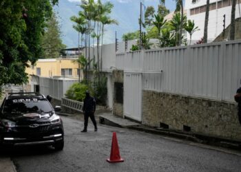 Argentina denuncia hostigamiento a opositores venezolanos refugiados en su embajada en Caracas