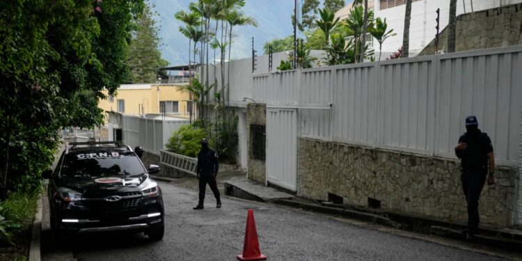 Argentina denuncia hostigamiento a opositores venezolanos refugiados en su embajada en Caracas