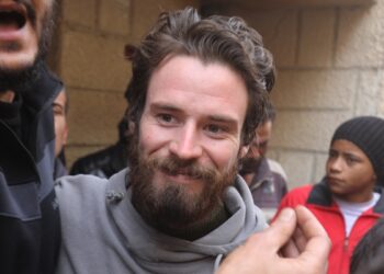 Estadounidense que cruzó a pie a Siria es liberado tras 7 meses detenido